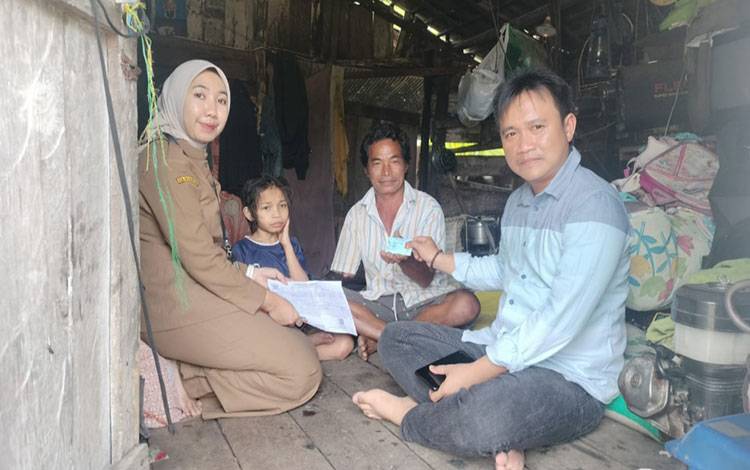 Anggota DPRD Palangka Raya, Jhony Arianto S Putra memfasilitasi pendataan warga kurang mampu. (FOTO: HENDRI)