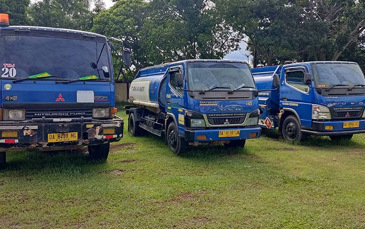 Barang bukti truk tangki kasus pemalsuan surat izin usaha minyak dan gas bumi diamankan di Mapolda Kalteng. (Foto : Pathur)