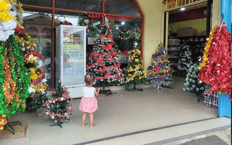Pernak pernik Natal tersedia di Toko Rajawali, salah satu toko ikonik di Palangka Raya.(FOTO: TESTI PRISCILLA)