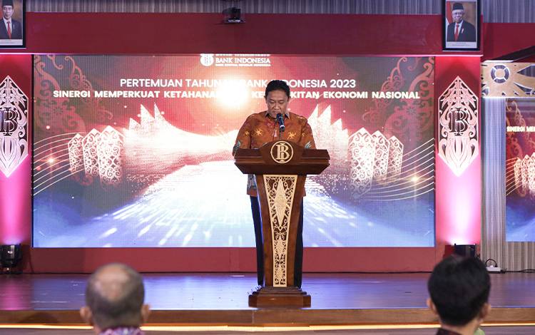 Wagub Provinsi Kalimantan Tengah, H Edy Pratowo menyampaikan arahan pada Pertemuan Tahunan Bank Indonesia pada Rabu, 29 November 2023 malam. (FOTO: TESTI PRISCILLA)