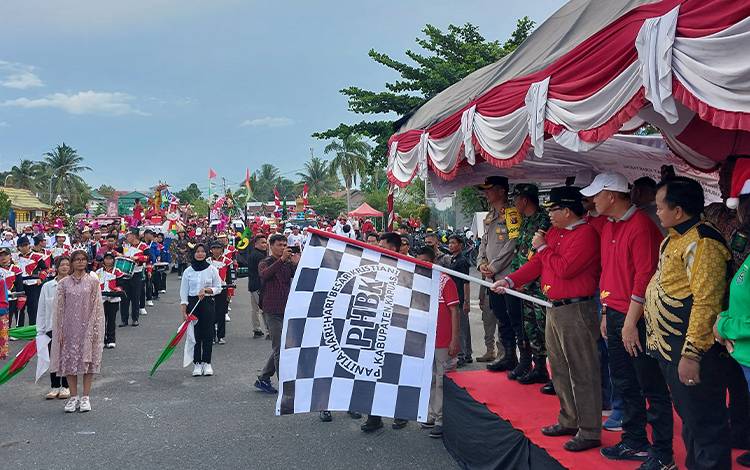Suasana saat pelepasan peserta pawai lilin di Kota Kuala Kapuas, Kamis sore, 30 November 2023. (FOTO: DODI)