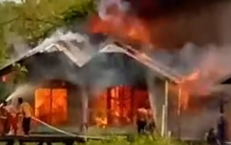 Rumah warga di Kelurahan Mandomai, Kecamatan Kapuas Barat terbakar, Kamis, 30 November 2023. (FOTO: IST)