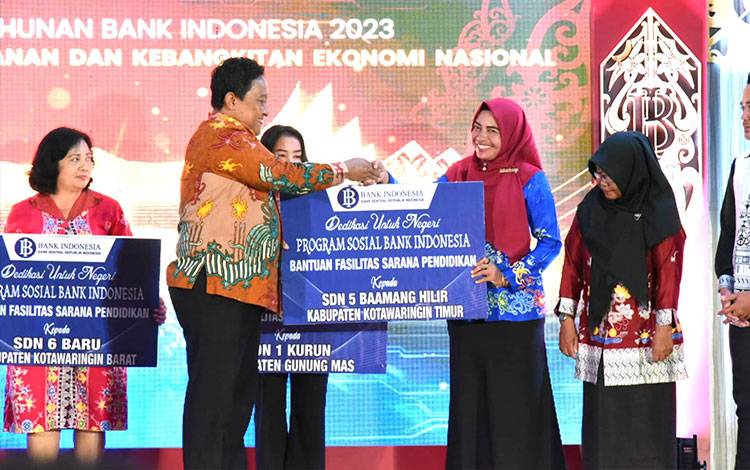 Wagub Kalteng, H Edy Pratowo menyerahkan secara simbolis Program Sosial Bank Indonesia atau PSBI kepada SDN 5 Baamang Hilir, Kotim dalam gelaran PTBI tadi malam.(FOTO: Protokol dan Komunikasi Provinsi Kalteng)