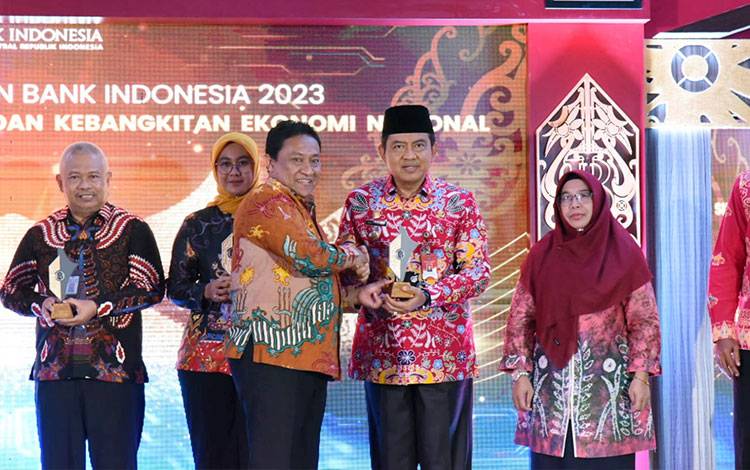 Wakil Gubernur Kalteng, H Edy Pratowo menyerahkan penghargaan dalam Kalteng Award 2023 pada Pertemuan Tahunan Bank Indonesia tadi malam.(FOTO: Protokol dan Komunikasi Provinsi Kalimantan Tengah)
