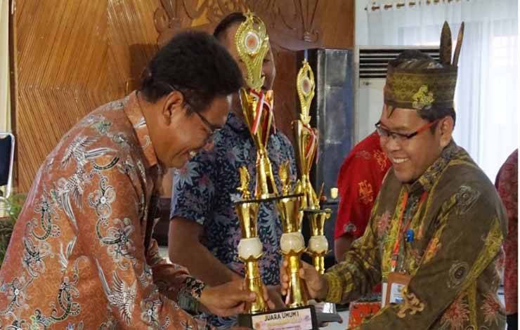 Penyerahan piala bergilir kepada juara umum Pesparawi XIX tingkat Kota Palangka Raya. (FOTO: HUMAS)