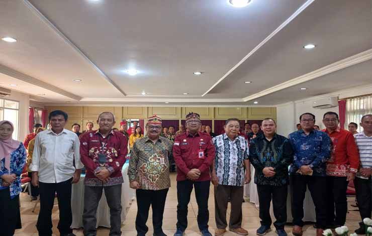 Foto bersama saat Rapat Koordinasi Forum Kewaspadaan Dini Masyarakat (FKDM) di Aula Disnakertrans Kalteng, Kamis, 30 November 2023. (FOTO: FENIRINITYTIN)