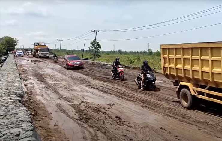 Proyek penguatan akses jalan trans kalimantan di kawasan taruna Kalteng. (FOTO: IST)