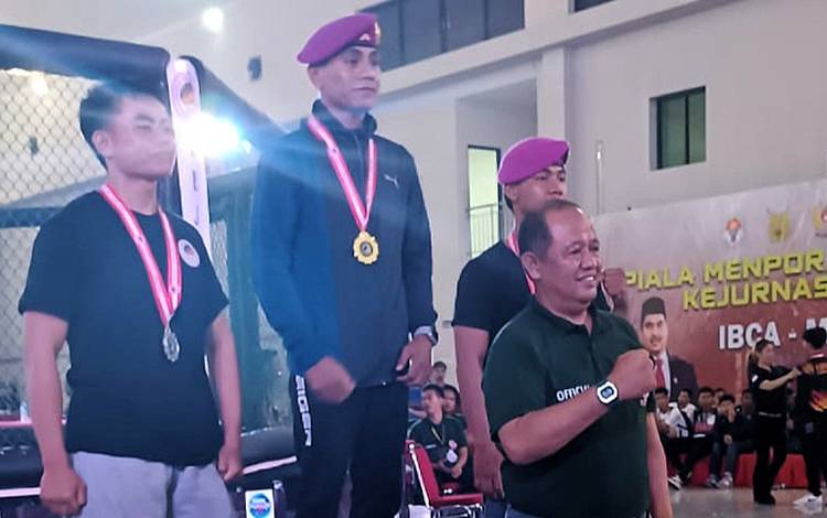Abetnego (19), atlet asal Barito Timur saat pengalungan medali Kejuaraan Nasional Indonesia Beladiri Campuran Amatir Mixed Martial Arts atau IBCA MMA. (FOTO: IST)