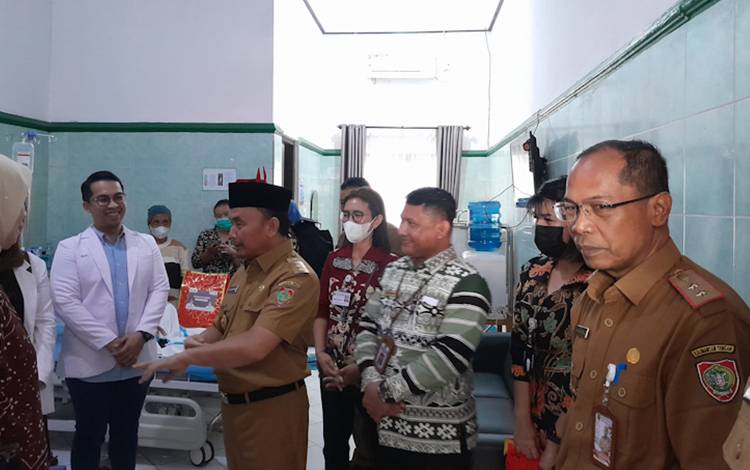 Gubernur Kalteng H Sugianto Sabran saat menjenguk pasien penyakit jantung kamar nomor 8 Ruang Anggrek, di RSUD dr Doris Sylvanus, Jumat, 1 Desember 2023 (FOTO: MARINI)