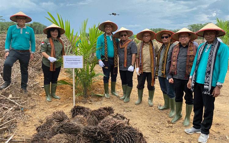PT Indotruba Tengah Laksanakan Tanam Perdana Kebun Kemitraan di Desa Sungai Hijau