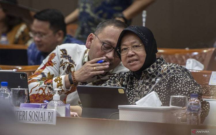 Ilustrasi: Menteri Sosial Tri Rismaharini (kanan) berbincang dengan Plt Sekjen Kemensos Robben Rico (kiri) saat mengikuti rapat kerja bersama Komisi X DPR di Kompleks Parlemen, Senayan, Jakarta, Selasa (7/11/2023). ANTARA FOTO/Bayu Pratama S/nym. (ANTARA FOTO/BAYU PRATAMA S)