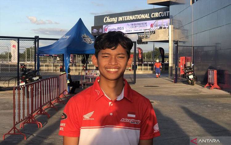 Pembalap Indonesia di Asia Road Racing Championship (ARRC) 2023 kelas Asia Production 250 (AP 250), Veda Ega Pratama berpose setelah ditemui pewarta di Sirkuit Internasional Chang, Buriram, Thailand, Jumat (1/12/2023). (ANTARA/Zaro Ezza Syachniar)