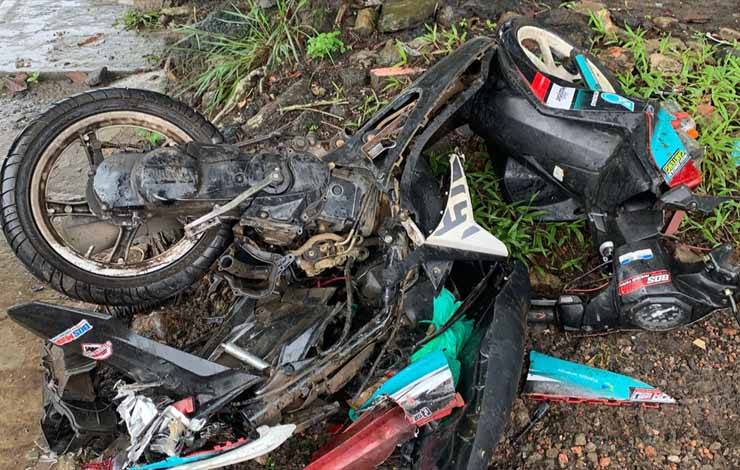 Sepeda motor Yamaha Mio yang dikendarai Raffa Fadhlurrohman (13) dengan kondisi rusak berat usai menabrak dump truck di Tamiang Layang, Sabtu, 2 Desember 2023. (FOTO: IST)