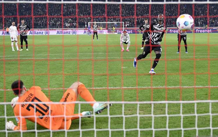 Penyerang VfB Stuttgart Serhou Guirassy (kanan) mengeksekusi penalti untuk mencetak gol kedua timnya pada pertandingan Liga Jerman melawan Werder Bremen yang dimainkan di Stadion MPHArena, Stuttgart, Sabtu (2/12/2023). (ANTARA/AFP/THOMAS KIENZLE)