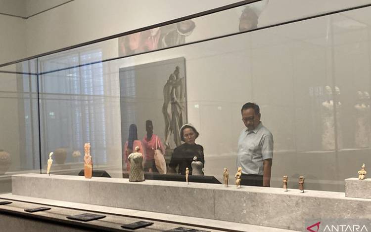 Kepala Otorita IKN Bambang Susantono (kanan) saat berkunjung di Museum Louvre di Abu Dhabi, Uni Emirat Arab, Jumat (2/12/2023). ANTARA/Prisca Triferna