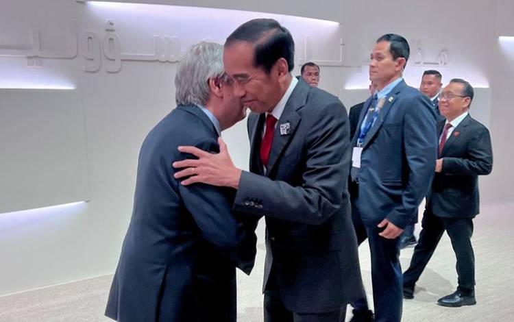 Presiden Joko Widodo menyapa Sekretaris Jenderal PBB Antonio Guterres ketika keduanya bertemu di sela-sela konferensi iklim PBB (COP28) di Dubai, Uni Emirat Arab, pada Sabtu (2/12/2023). (ANTARA/HO-Biro Pers Sekretariat Presiden RI)