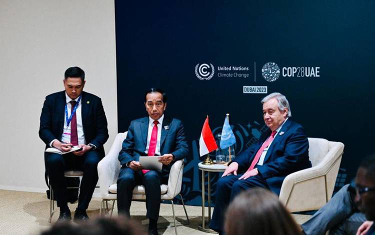 Presiden Joko Widodo (tengah) bertemu Sekretaris Jenderal PBB Antonio Guterres (kanan) di sela-sela konferensi para pihak dalam kerangka kerja sama PBB untuk perubahan iklim (COP28) di Dubai, UAE, pada Sabtu (2/12/2023). (ANTARA/HO-Biro Pers Sekretariat Presiden RI)