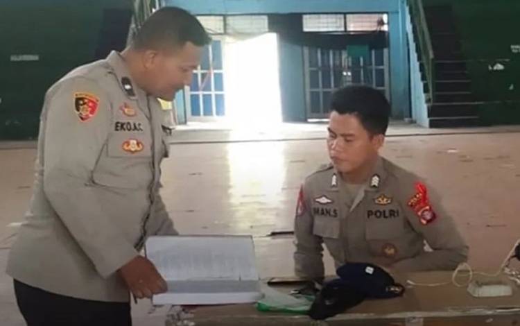 Patroli personel Polsek Selat ke gudang logistik Pemilu di Kabupaten Kapuas. (FOTO: IST)