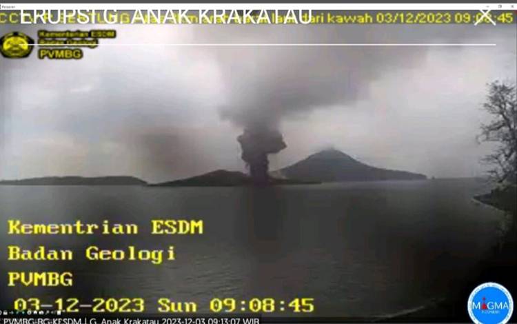 Gambar saat gunung anak Krakatau erupsi dari cctv PVMBG. (ANTARA/HO-PVMBG)