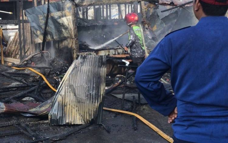 Petugas pemadam kebakaran saat memadamkan api di warung Kai Godot yang terbakar di Jalan Ir H juanda, Kecamatan MB Ketapang. (FOTO: IST)
