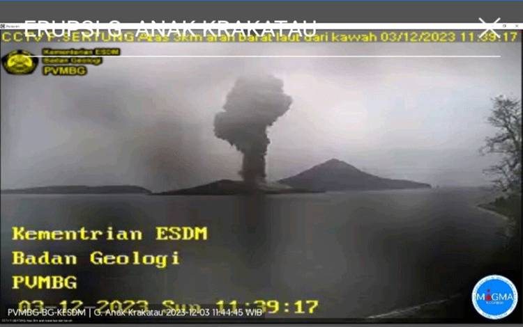 Gambar gunung anak Krakatau saat erupsi dari cctv PVMBG. (ANTARA/HO-PVMBG)