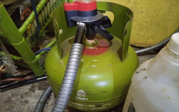 Gas elpiji dengan tabung 3 Kg menjadi salah satu komoditi yang mengalami kenaikan harga di bulan Desember ini.(FOTO: TESTI PRISCILLA)