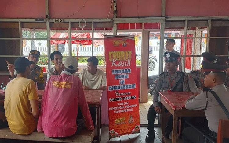Personel Polres Kapuas saat gelar program Curhat Minggu Kasih silaturahmi dengan warga di Kecamatan Selat, Minggu, 3 Desember 2023. (FOTO: IST)