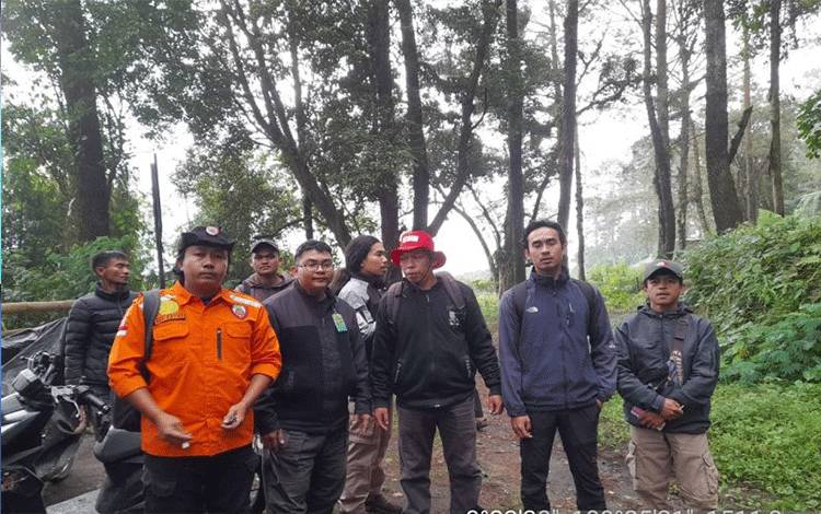 Petugas berhasil membantu mengevakuasi para pendaki Gunung Marapi pascaerupsi pada Minggu siang pukul 14.54. (Antara/HO-Humas BKSDA Sumbar).