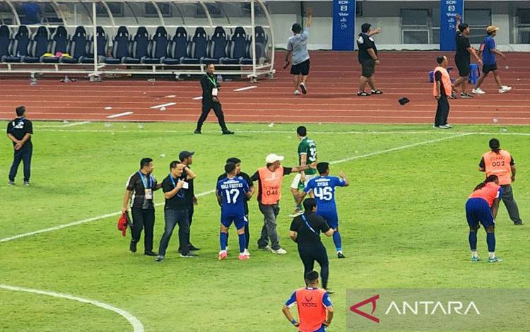 Pemain dan oficial tim PSIS Semarang dan PSS Sleman memasuki lapangan saat kericuhan di penghujung pertandingan di Stadion Jatidiri Semarang, Minggu. (ANTARA/I.C. Senjaya)