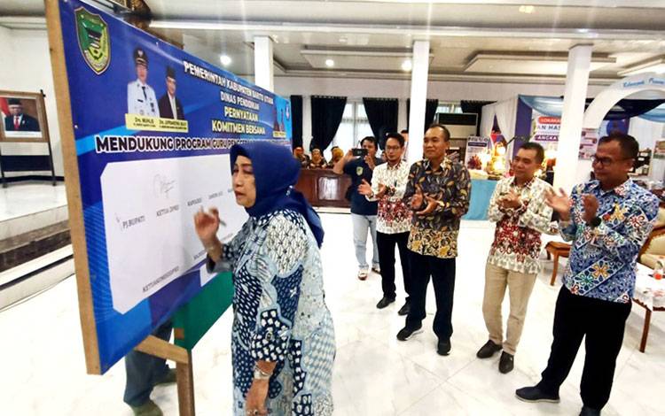 Ketua DPRD Barito Utara, Hj Mery Rukaini tandatangani pernyataan komitmen bersama mendukung program guru penggerak di Kabupaten Barito Utara, di gedung balai Antang.(foto: Dhani)