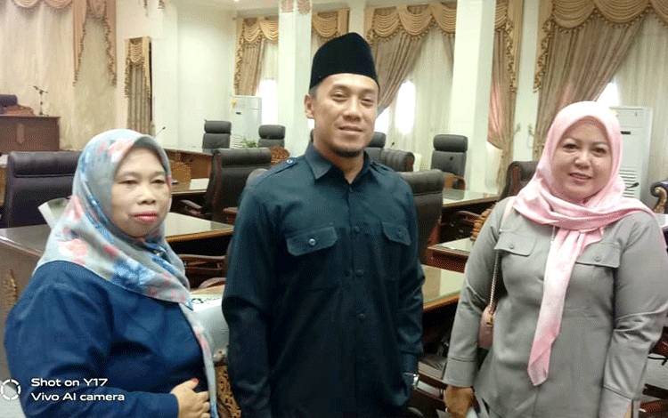 Wakil Ketua DPRD Barito Utara, H Parmana Setiawan bersama anggota dewan lainnya. (Foto: Dhani)