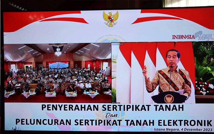 Wakil Gubernur Kalimantan Tengah (Kalteng), Edy Pratowo beserta rombongan saat mengikuti rangkaian peluncuran sertifikat dari Aula Rahan Universitas Palangka Raya. (FOTO: ASEP)