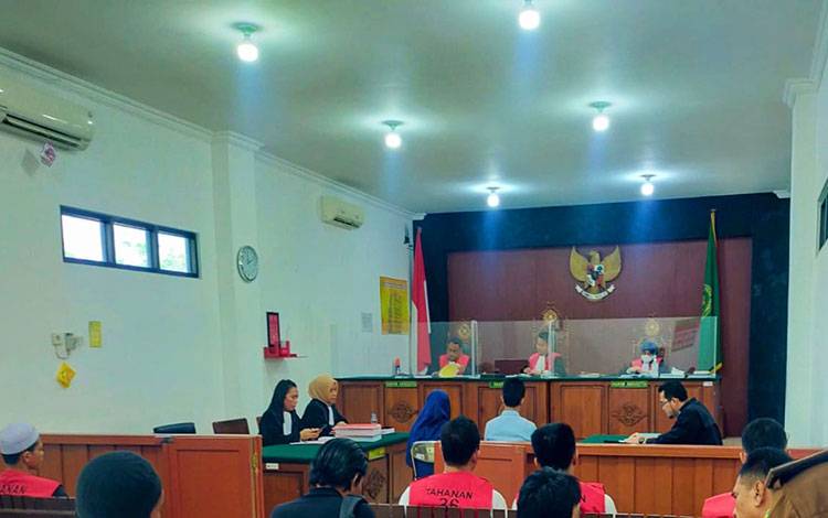 Kedua terdakwa saat menjalani sidang lanjutan di Pengadilan Negeri Palangka Raya. (Foto: Apriando)