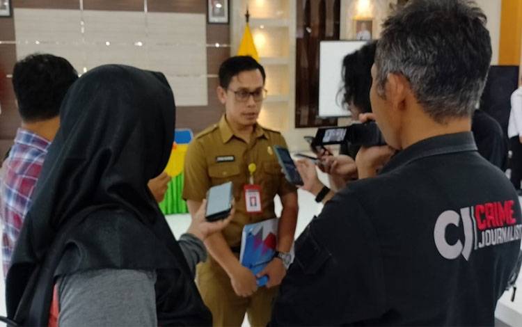 : Kepala Bapenda Kobar Nur Syah Ikhsan saat diwawancarai awak media. (Foto : ISTIMEWA)