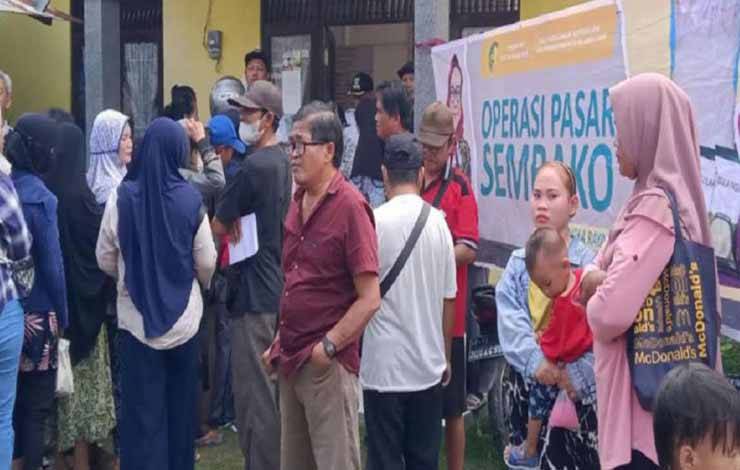 DPKUKMP Kota Palangka Raya melaksanakan Operasi Pasar di Kelurahan Sabaru, Kecamatan Sabangau belum lama ini. ANTARA/Diskominfo Palangka Raya.