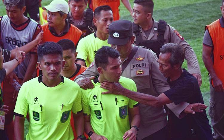 Wasit laga Kalteng Putra vs Persipal Babel United mendapat amukan suporter di Stadion Tuah Pahoe, Selasa, 5 Desember 2023. (FOTO: HERMAWAN DP)
