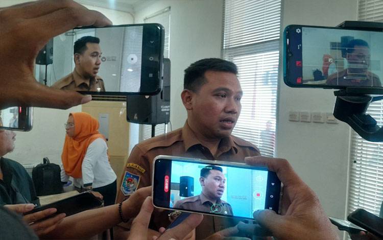 Plt Kepala Disbun Provinsi kalteng Rizky Ramadhana Badjuri saat diwawancara awak media, Selasa, 5 Desember 2023. (Foto:MARINI)