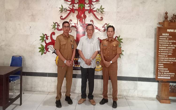 Ketua DPRD Kabupaten Tabalong H Mustopa bersama Kasubag Kepegawaian dan TU Sekretariat DPRD Kapuas, Achmad Norhan dan Pengelola Media Centre Dewan, Harry Saputra. (FOTO: IST)