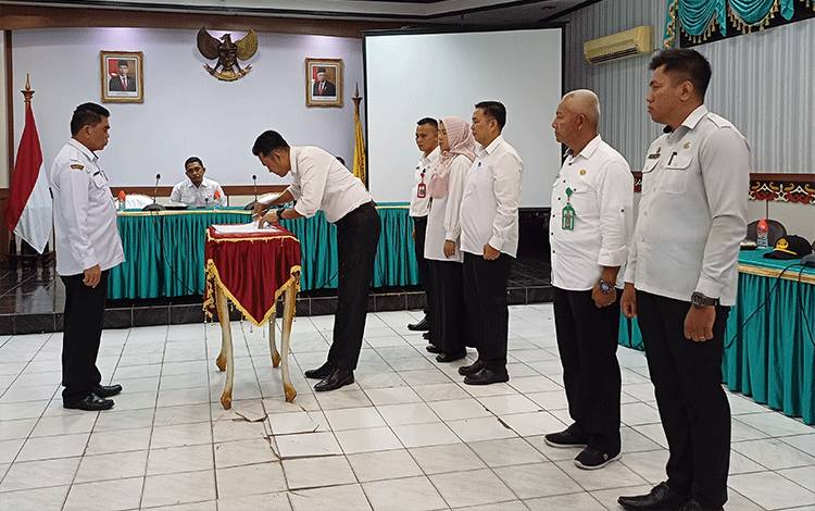 Serah terima jabatan lingkungan Sekretariat Daerah Kabupaten Kotawaringin Timur, Rabu, 6 Desember 2023. (FOTO: DEWIP)