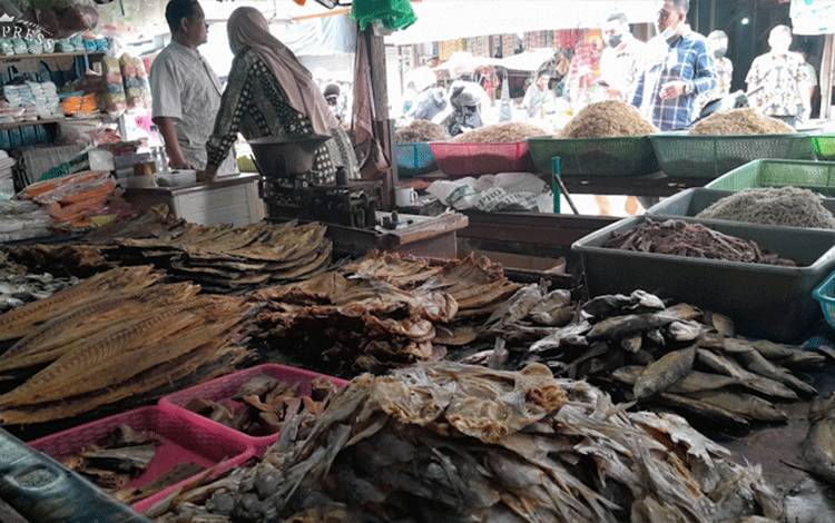 Ikan asin yang diperjualbelikan di pasar (Foto: MARINI)