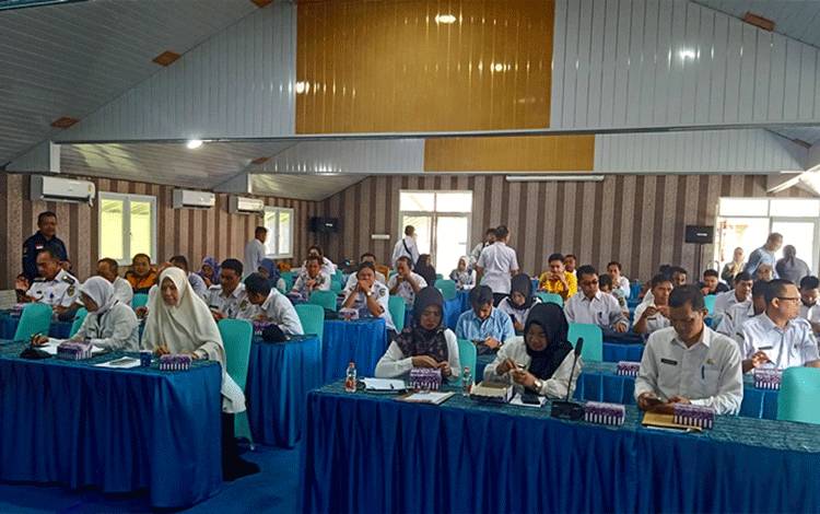 Sosialisasi Program Kampung Iklim (Proklim) saat mengikuti kegiatan, di aula salah satu hotel di dalam kota Muara Teweh, Rabu 6 Desember 2023. (Foto: Dhani)
