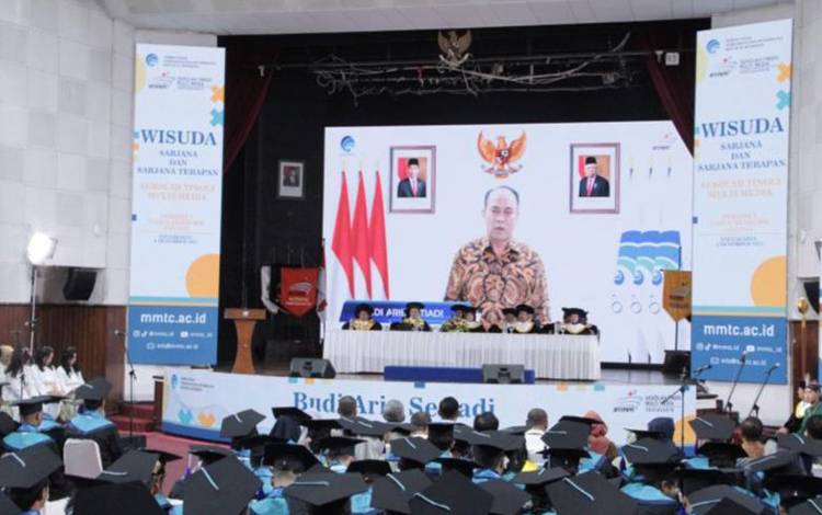 Menteri Komunikasi dan Informatika Budi Arie Setiadi yang hadir secara daring untuk Orasi Ilmiah Upacara Wisuda Periode II Tahun 2023 Mahasiswa Sekolah Tinggi Multi Media (STMM) Yogyakarta, Rabu (6/12/2023).  (ANTARA/HO-Kemenkominfo)