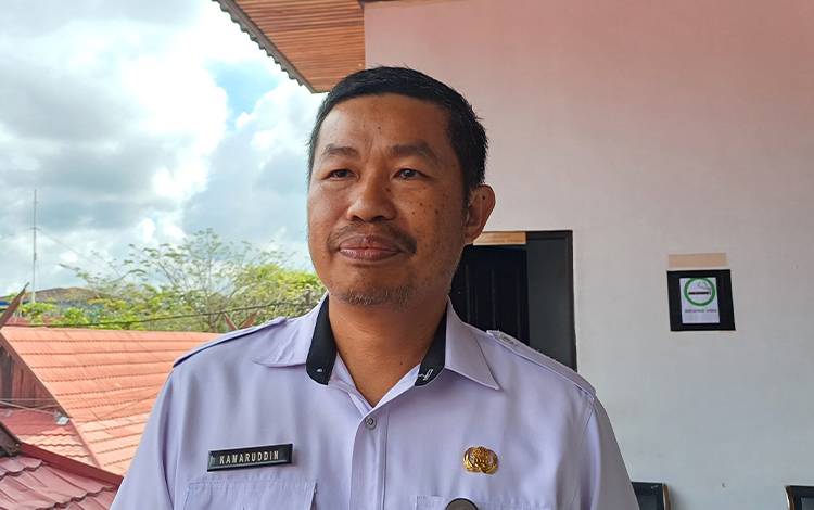 Pelaksana tugas Badan Kepegawaian dan Pengembangan Sumber Daya Manusia Kotawaringin Timur Kamaruddin Makkalepu. (FOTO: DEWIP)