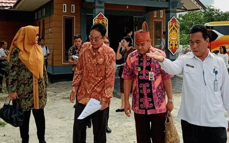 Anggota Komisi III DPRD Kalteng, Duwel Rawing (dua dari kiri) ketika melaksanakan kunjungan kerja ke salah satu objek wisata yang ada di wilayah Kabupaten Katingan. (FOTO: DOK DUWEL RAWING)