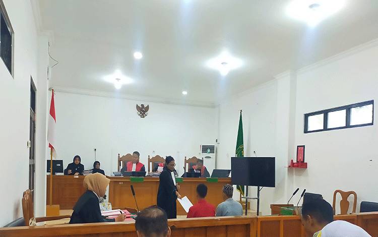 Kedua Terdakwa saat menjalani sidang di Pengadilan Negeri Palangka Raya, Kamis, 07 Desember 2023. (Foto: Apriando)