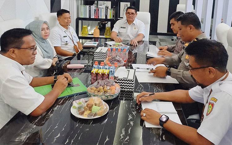 Penyampaian hasil perkembangan layanan E-Pahari oleh Kasubid PKB-BBNKB Henk W. Simanjuntak dan staf Setiawan Sujatmiko. (FOTO:SUDARMIYADI)