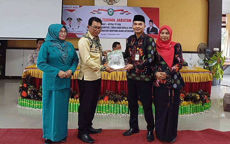 Camat Mentawa baru Ketapang Irpansyah memberi cindera mata kepada mantan camat Eddy Hidayat Setiadi setelah serah terima jabatan, Kamis, 7 Desember 2023. (FOTO: DEWIP)