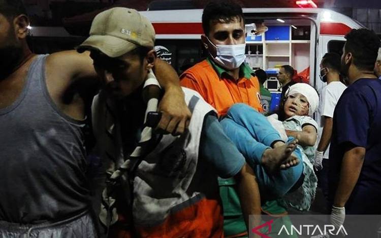 Petugas medis membawa korban serangan Israel ke sebuah rumah sakit di Gaza. ANTARA/Anadolu Agency/am.
