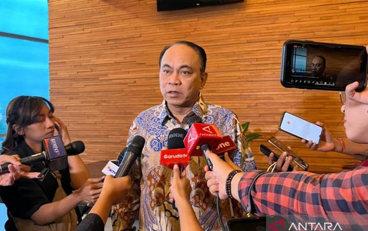 Menteri Komunikasi dan Informatika Budi Arie Setiadi dalam wawancara cegat usai menghadiri kegiatan #DemiIndonesia Cerdas Memilih di Kasablanka Hall, Jakarta, Kamis (7/12/2023) (ANTARA/Fathur Rochman)