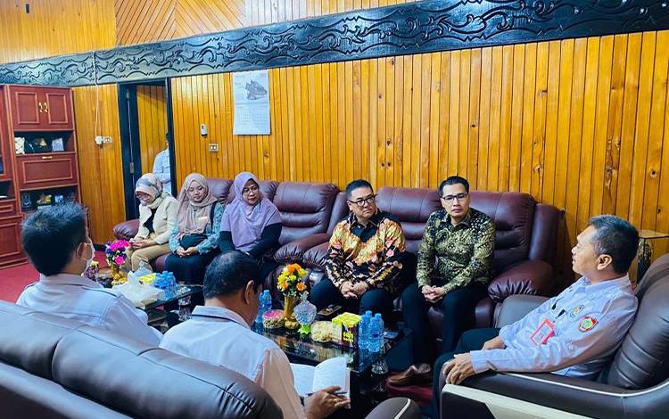 Kepala Disnakertrans Provinsi Kalteng Farid Wajdi saat menerima kunjungan. (FOTO: IST)